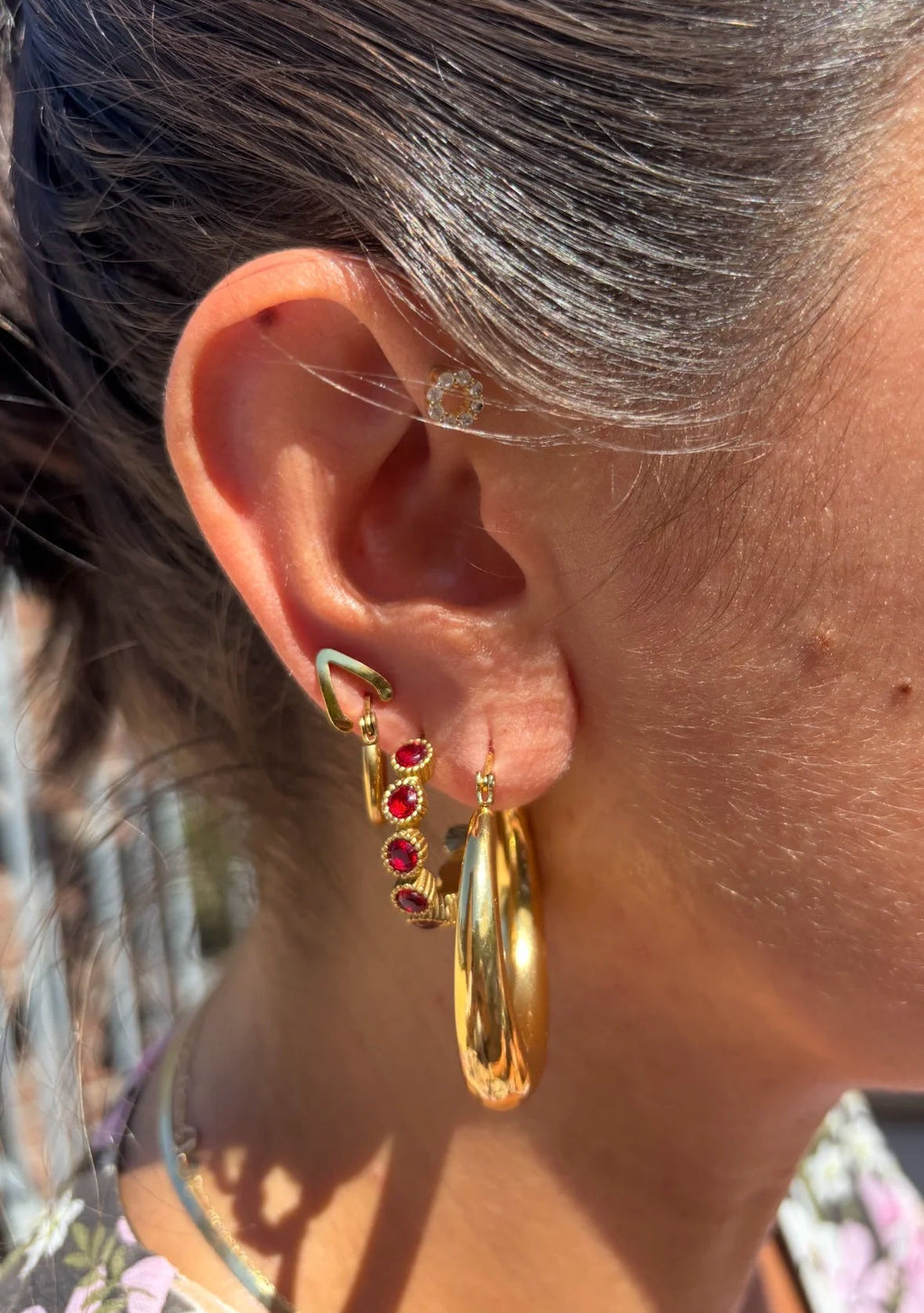 Model draagt de Amara Earrings Ruby