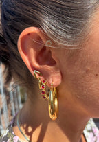 Model draagt de Amara Earrings Ruby