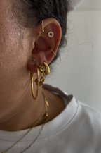 Model draagt de Amara Earrings Yellow