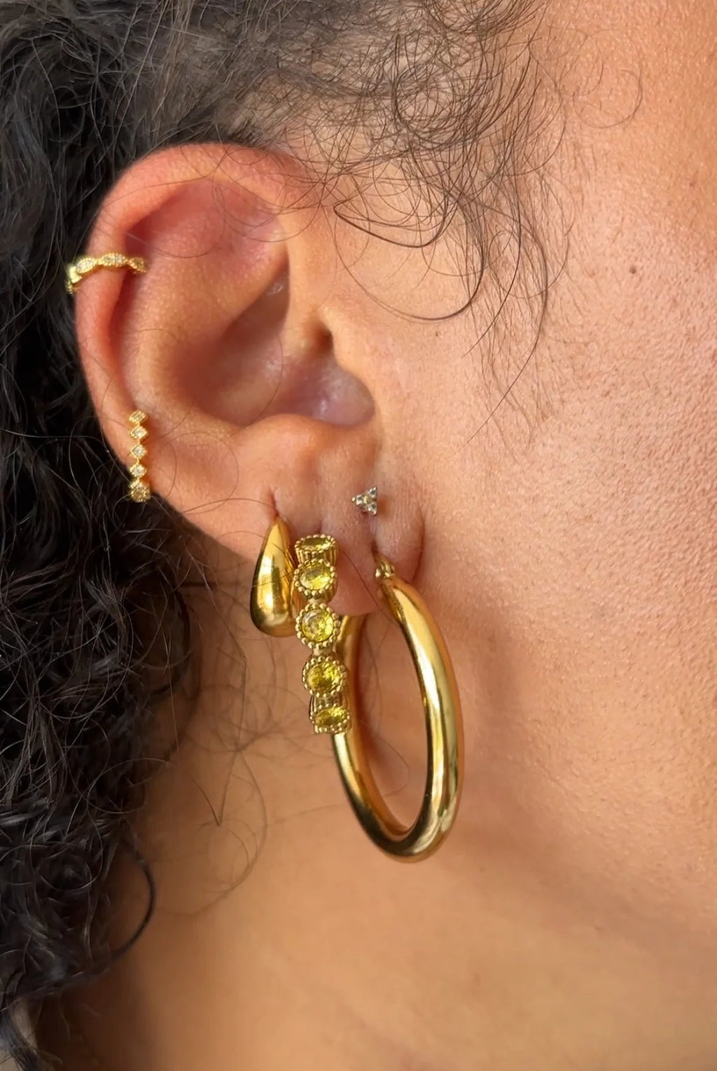 Model draagt de Amara Earrings Yellow