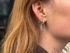 Model draagt de Audrey Earrings Silver