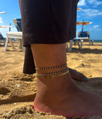 Model draagt de Capri Anklet Green en Blue