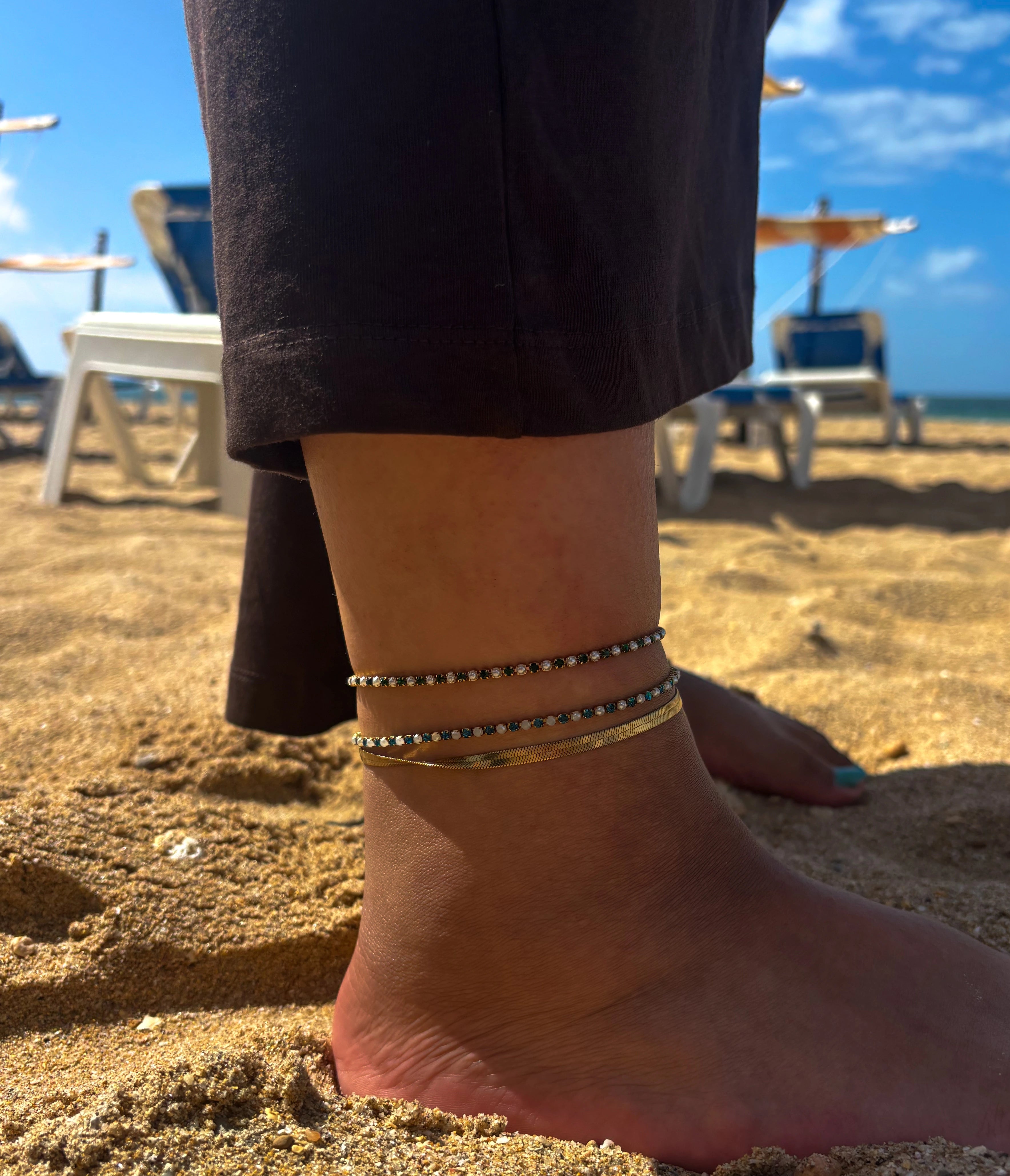 Model draagt de Capri Anklet Green en Blue