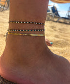 Model draagt de Capri Anklet Green en Blue