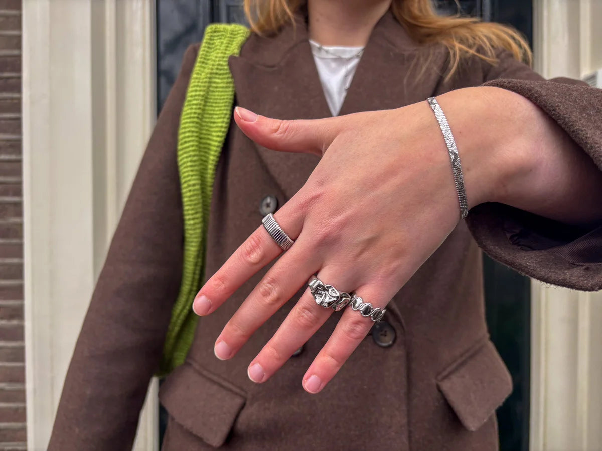 Model draagt de Elora Ring