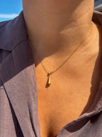 Model die de Mira Necklace draagt
