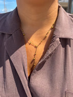 Model draagt de Noa Necklace