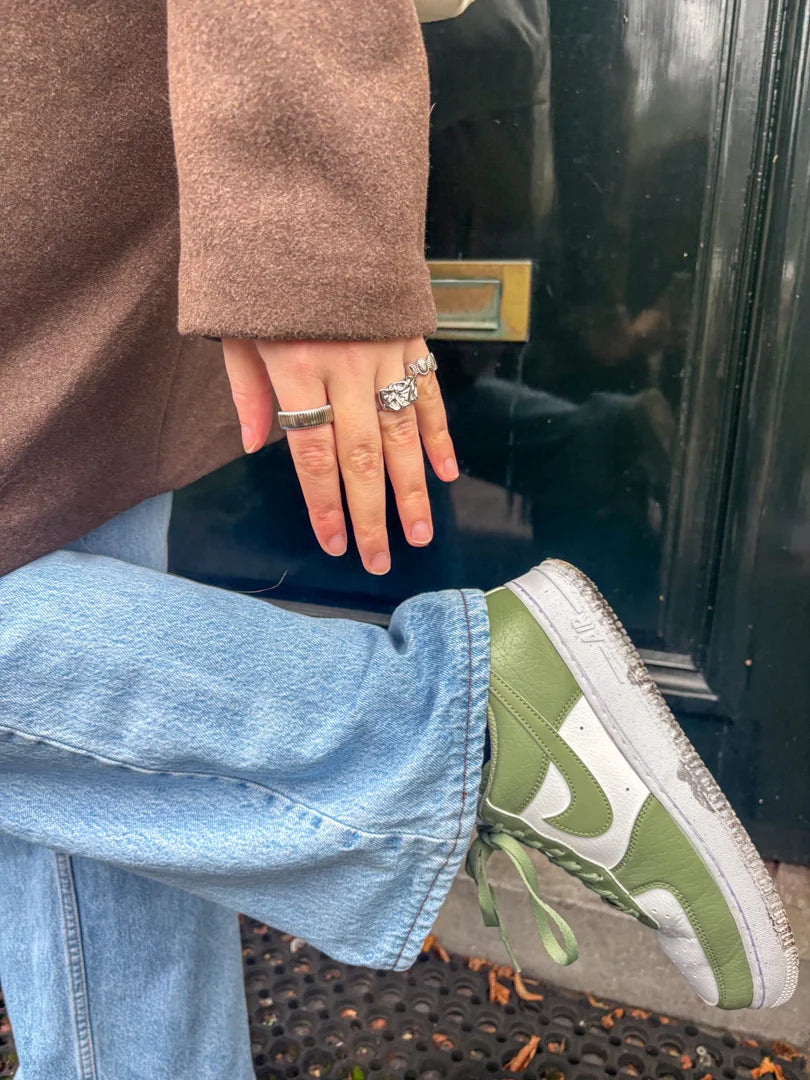Model draagt de Nova Ring