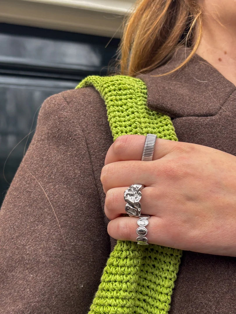 Model draagt de Nova Ring