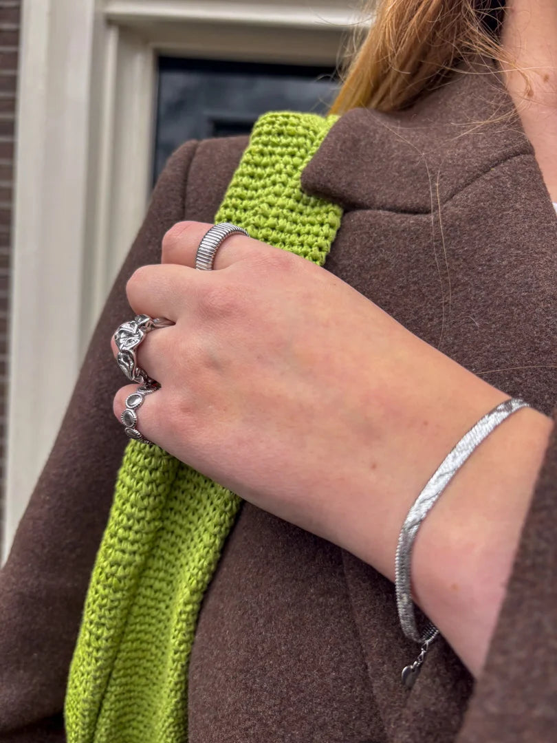 Model draagt de Snake Bracelet