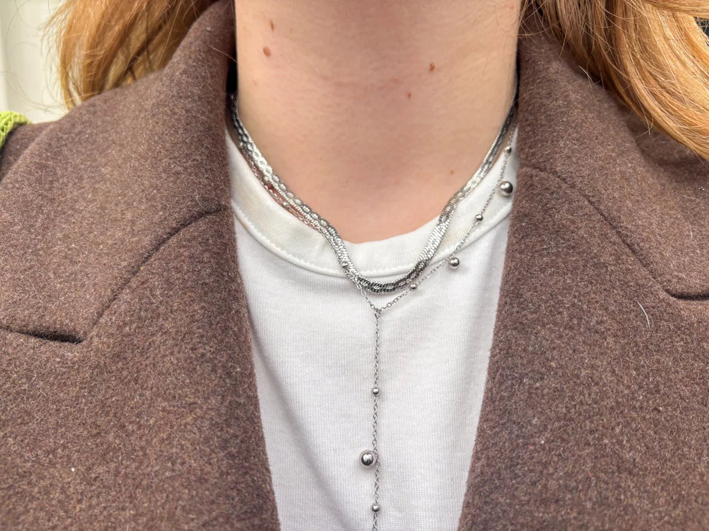Model draagt de Snake Chain