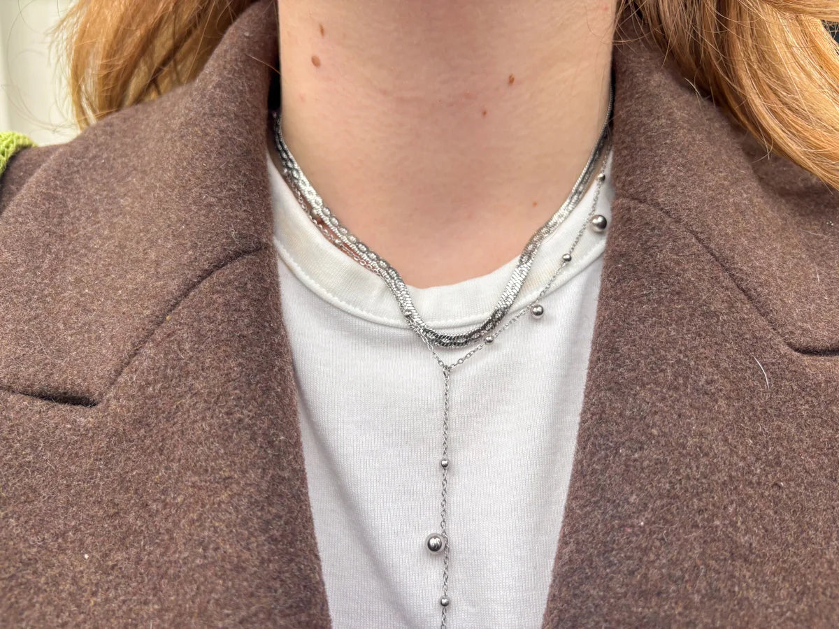 Model draagt de Snake Chain