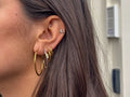 Model draagt de The Everyday Hoops 