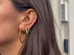 Model draagt The Minimal Hoops 13mm Gold in haar rook